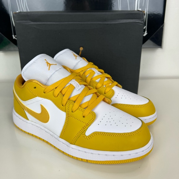 Air Jordan 1 Low (GS) White Pollen Size 6.5Y / Women’s Size 8